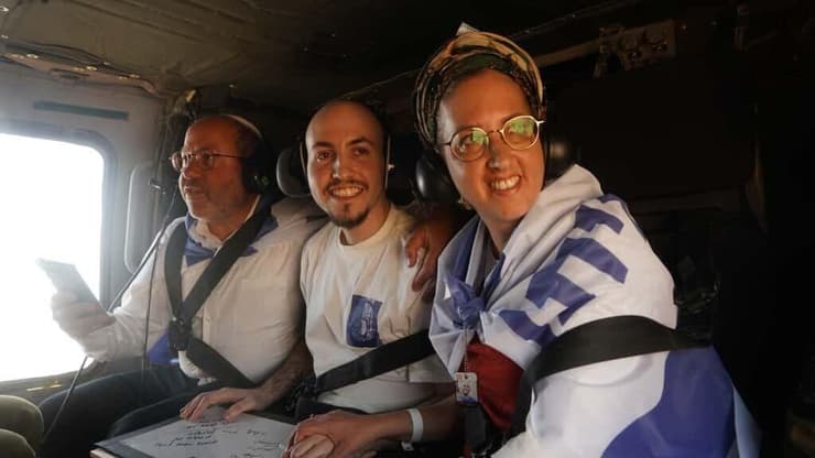 איתן מור ומשפחתו במסוק בדרכם לבית החולים (צילום: דובר צה"ל) איתן מור ומשפחתו במסוק בדרכם לבית החולים