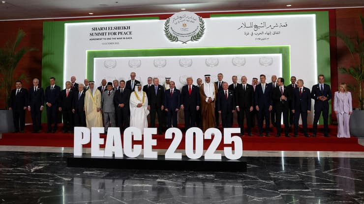 נשיא ארה"ב טראמפ עם מנהיגים ב פסגה ב שארם א-שייח מצרים