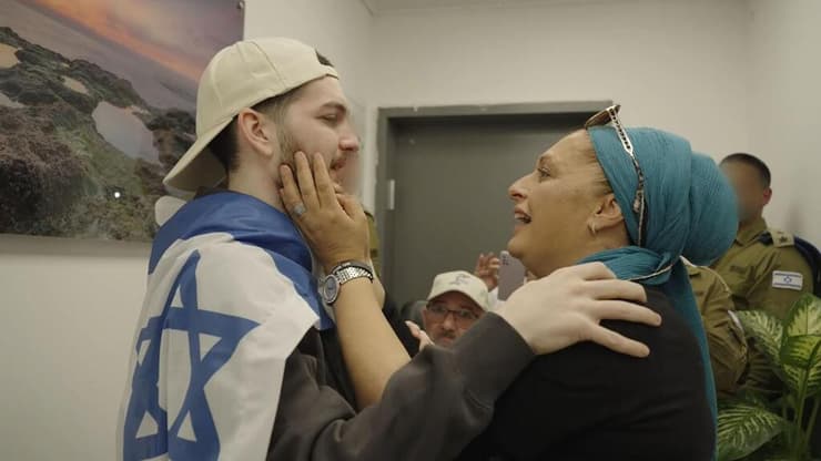 צילום: דובר צה"ל שורד השבי בר קופרשטיין מתאחד עם משפחתו
