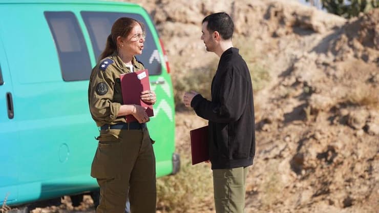 גיא גלבוע דלאל לצד קצינה בצה"ל, בשטח ישראל (צילום: דובר צה"ל) גיא גלבוע דלאל