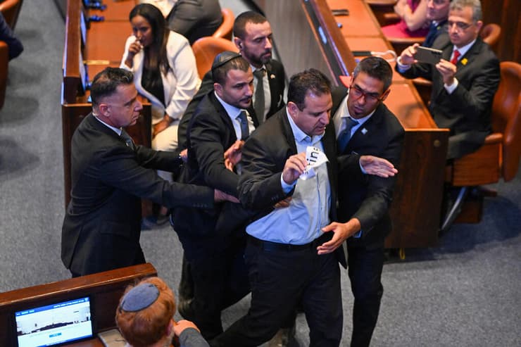 איימן עודה מסולק  מהמליאה