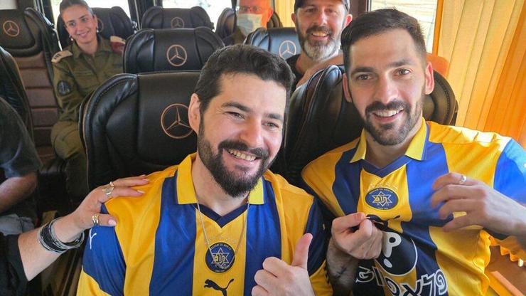 סוף-סוף בבית. גלי וזיו ברמן עם חולצות מכבי ת"א גלי וזיו ברמן