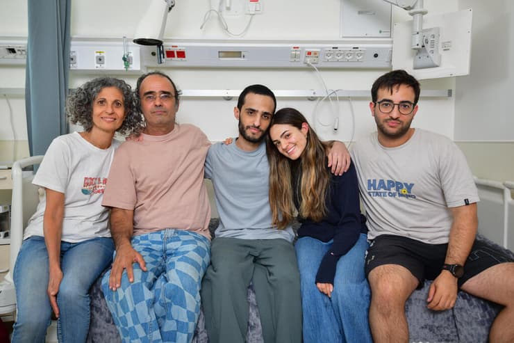 צילום: רפי בן חקון /לע"מ נמרוד כהן ומשפחתו בבית החולים איכילוב