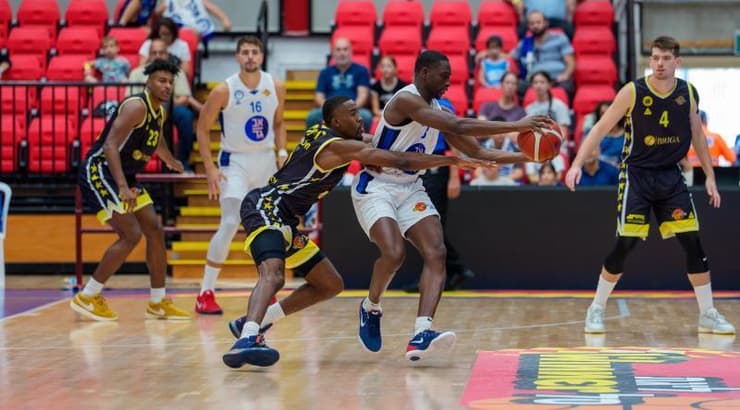 דיארה וכריסטון נלחמים על הכדור