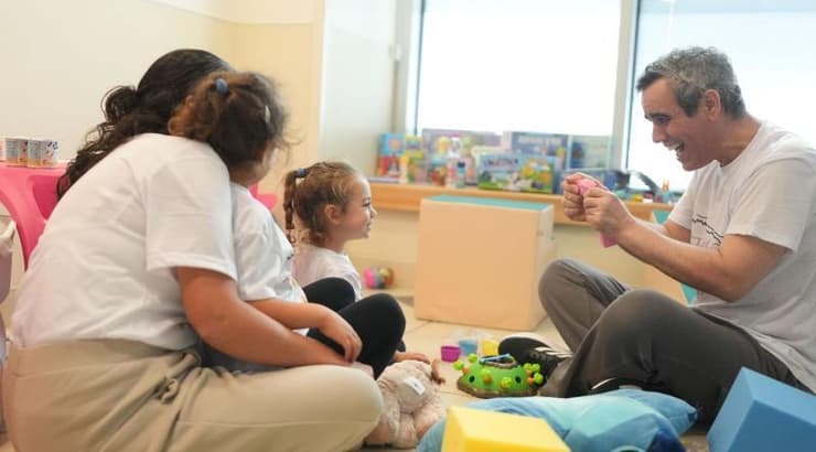 עמרי מירן עם אשתו לישי ובנותיו, רוני ועלמא, בבית החולים לאחר שובו (קרדיט: אלעד מלכה /לע"מ) עמרי מירן עם אשתו לישי ובנותיו, רוני ועלמא, בבית החולים לאחר שובו