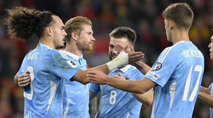 שחקני בלגיה חוגגים עם קווין דה בריינה (IMAGO) שחקני בלגיה חוגגים עם קווין דה בריינה