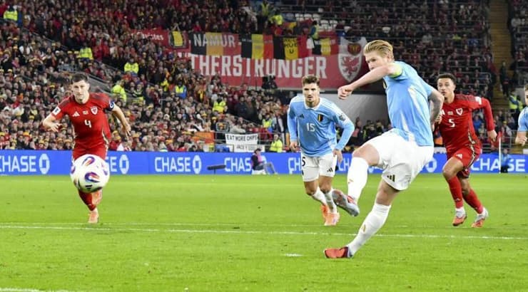 קווין דה בריינה ניגש לבעיטת העונשין (IMAGO) קווין דה בריינה ניגש לבעיטת העונשין