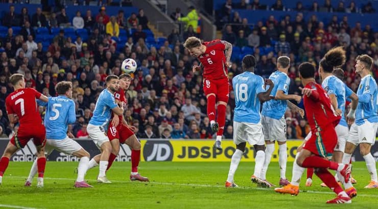 ג'ו רודון עולה לנגיחה (IMAGO) ג'ו רודון עולה לנגיחה