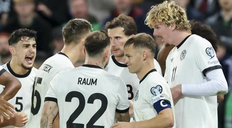 ניק וולטמדה חוגג יחד עם חבריו (IMAGO) ניק וולטמדה חוגג יחד עם חבריו