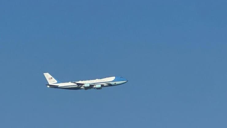 מטוס האייר פורס 1 מעל שמי תל אביב (צילום: אור עמיאור) מטוס אייר פורס 1 לקראת נחיתה ב נתב"ג