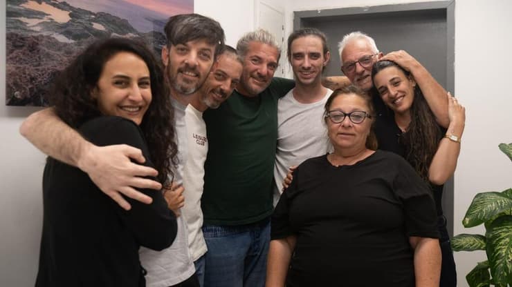 דוד ואריאל נפגשים עם משפחתם לראשונה