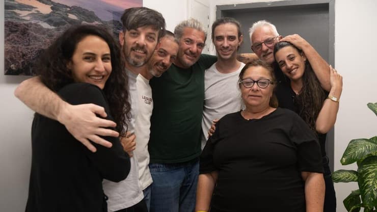 דוד ואריאל נפגשים עם משפחתם לראשונה (צילום: דובר צה"ל) דוד ואריאל נפגשים עם משפחתם לראשונה
