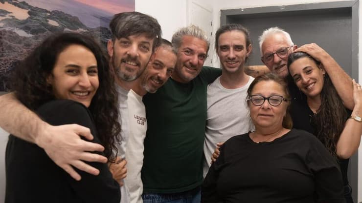 משפחת קוניו ובנות הזוג (צילום: דובר צה"ל) דוד ואריאל נפגשים עם משפחתם לראשונה