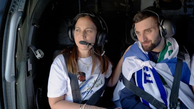 מתן אנגרסט ובני משפחתו, בדרכם לבית החולים