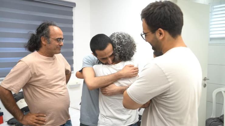 נמרוד כהן נפגש עם משפחתו לראשונה