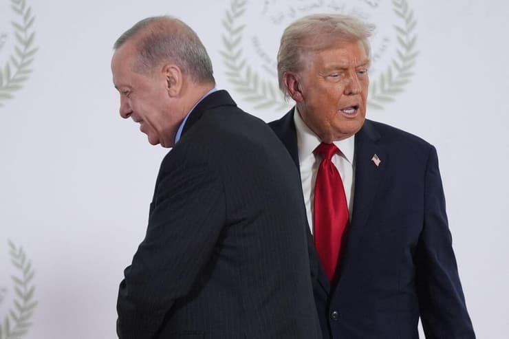 נשיא ארה"ב דונלד טראמפ עם נשיא טורקיה רג'פ טאיפ ארדואן פסגה שארם א-שייח מצרים