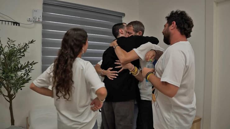צילום: דובר צה"ל המפגש המרגש של גיא גלבוע-דלאל עם משפחתו בנקודת הקליטה הראשונית
