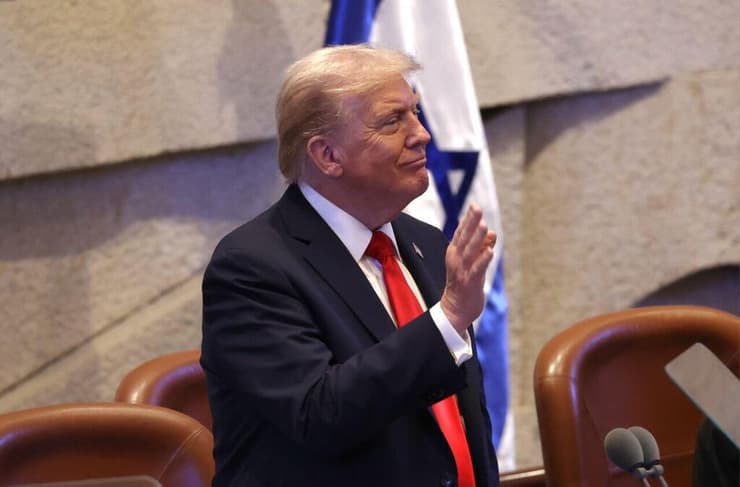 התקבל במחיאות כפיים במשך דקות. טראמפ (צילום: אלכס קולומויסקי) ביקור נשיא ארה"ב במליאת הכנסת