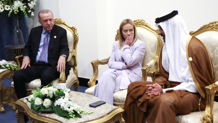 אמיר קטאר, ראש משלת איטליה ונשיא טורקיה ב"פסגת השלום" בשארם א-שייח (צילום: Suzanne Plunkett - Pool/Getty) ראש משלת איטליה מלוני עם נשיא טורקיה ארדואן ו אמיר קטאר אל-ת'אני פסגה שארם א-שייח מצרים