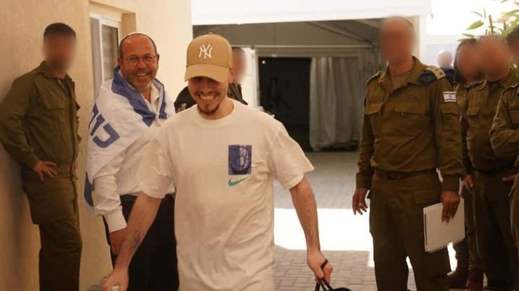 צילום: דובר צה"ל איתן מור ומשפחתו במסוק בדרכם לבית החולים