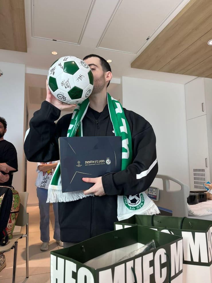 גיא גלבוע-דלאל עם מרצ'נדייז של מכבי חיפה בבית החולים (צילום: פרטי) גיא גלבוע-דלאל עם מרצ'נדייז של מכבי חיפה בבית החולים