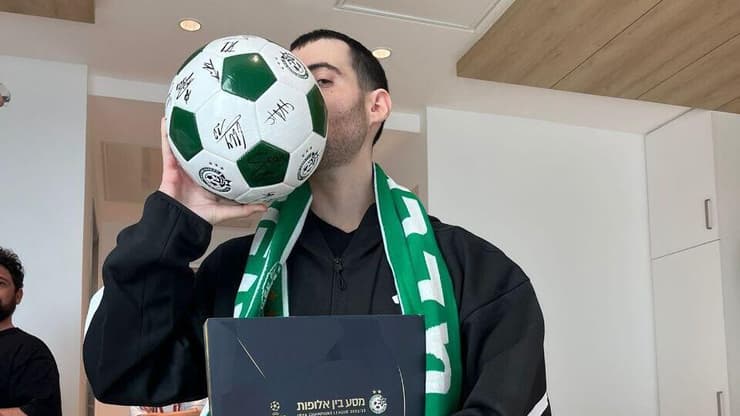 גיא גלבוע-דלאל עם מרצ'נדייז של מכבי חיפה בבית החולים