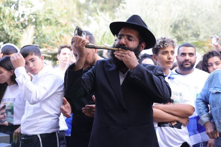 תקיעה בשופר לקראת שובו (צילום: עוז מועלם) משפחתו של יוסף חיים אוחנה
