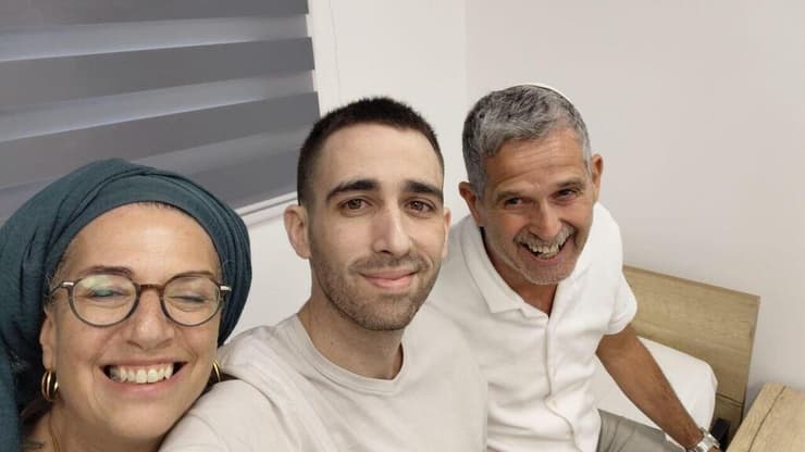 אבינתן אור בתמונת סלפי עם הוריו דיצה וירון לאחר שחרורו מהשבי