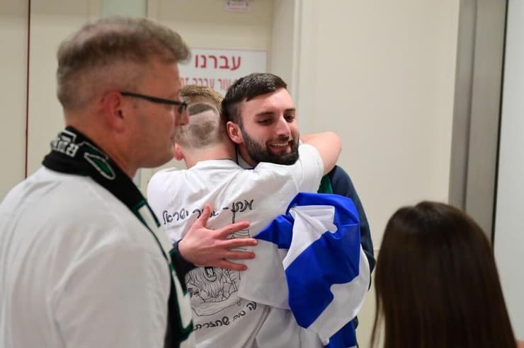 מתן אנגרסט נפגש עם משפחתו באיכילוב