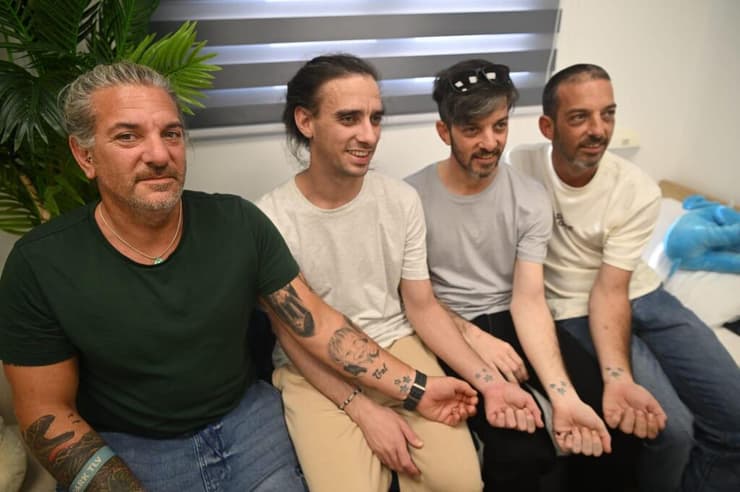 דוד ואריאל נפגשים עם משפחתם לראשונה