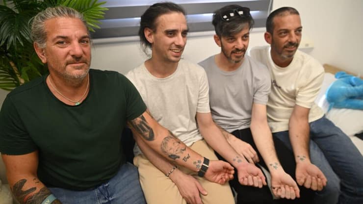 דוד ואריאל נפגשים עם משפחתם לראשונה