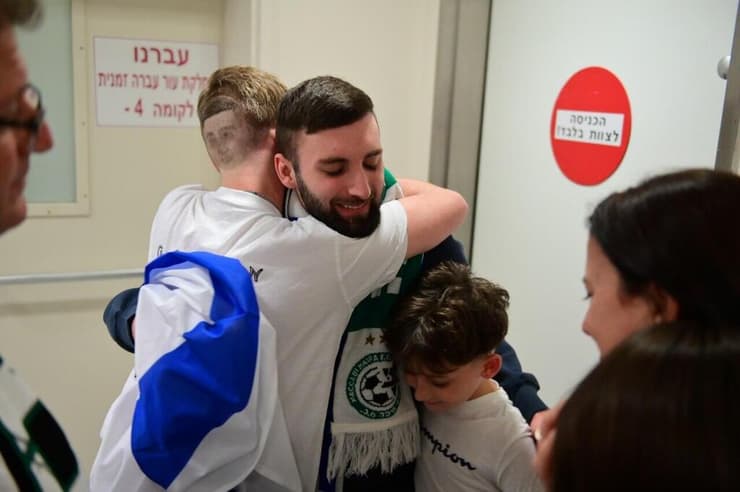 מתן אנגרסט נפגש עם משפחתו באיכילוב