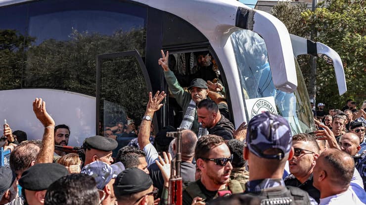 אסירים משוחררים שהתקבלו בחגיגות ברמאללה (צילום: Zain JAAFAR / AFP) חגיגות קבלת הפנים ברמאללה