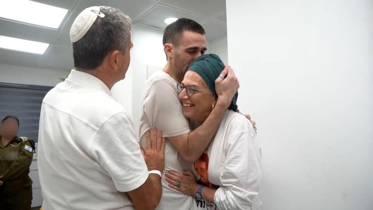אבינתן והוריו (צילום: דובר צה"ל ) אבינתן אור ונועה ארגמני