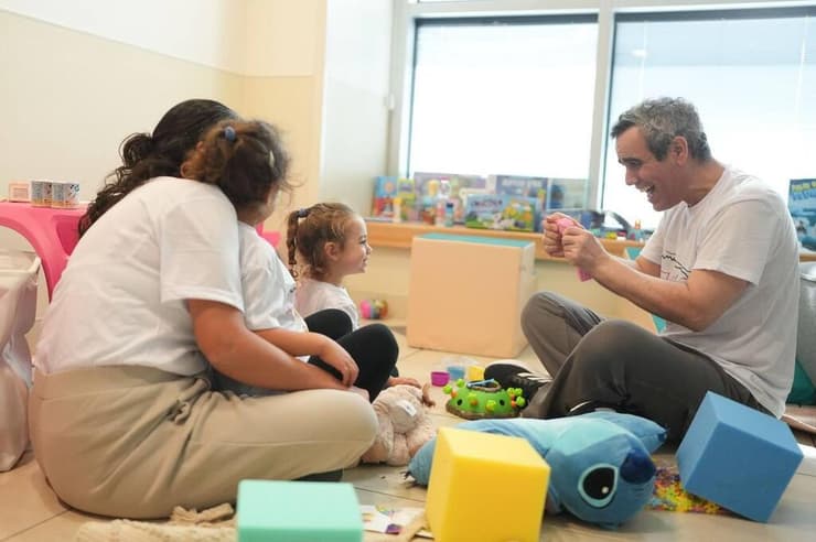 עמרי מירן מתאחד עם אישתו ובנותיו