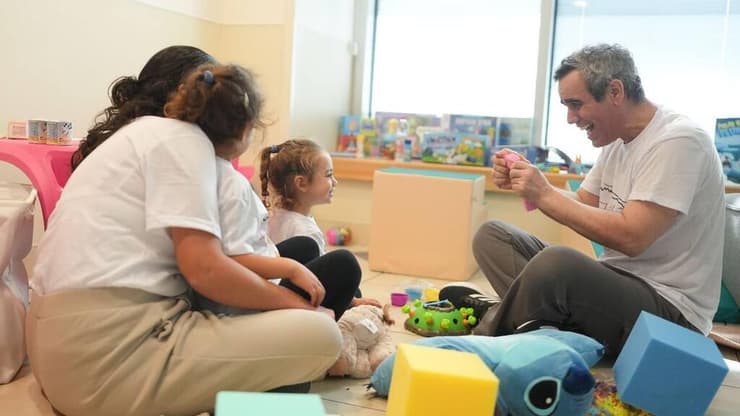 עמרי מירן מתאחד עם אישתו ובנותיו עמרי מירן מתאחד עם אישתו ובנותיו