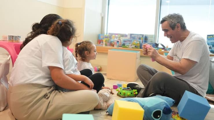 עמרי מירן מתאחד עם אישתו ובנותיו