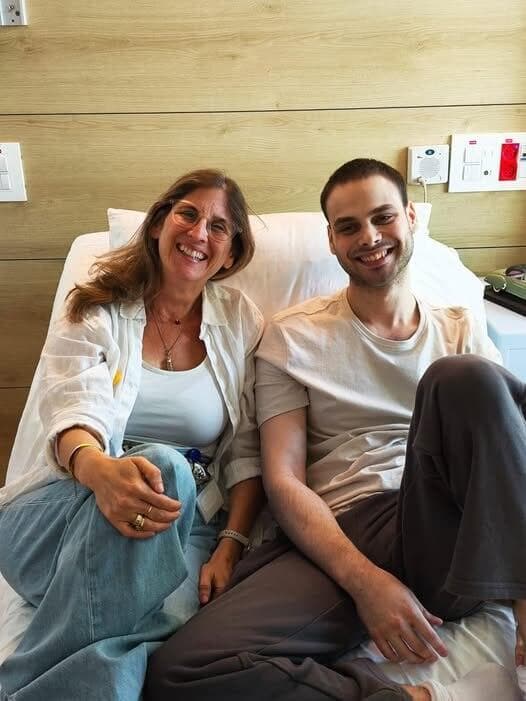 אלון אהל ואימו בבית החולים