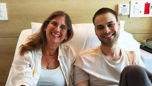 אלון אהל ואימו בבית החולים