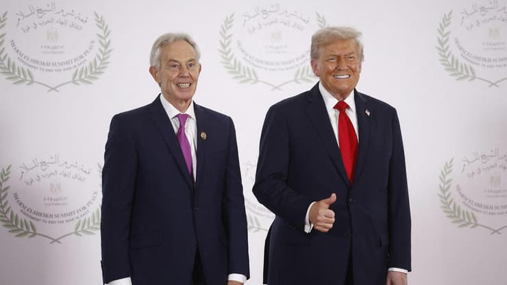 טוני בלייר לצד טראמפ. מדינות ערב התנגדו למינויו של ראש ממשלת בריטניה לשעבר (צילום: Yoan VALAT / POOL / AFP) "פסגת השלום" בשארם א-שייח