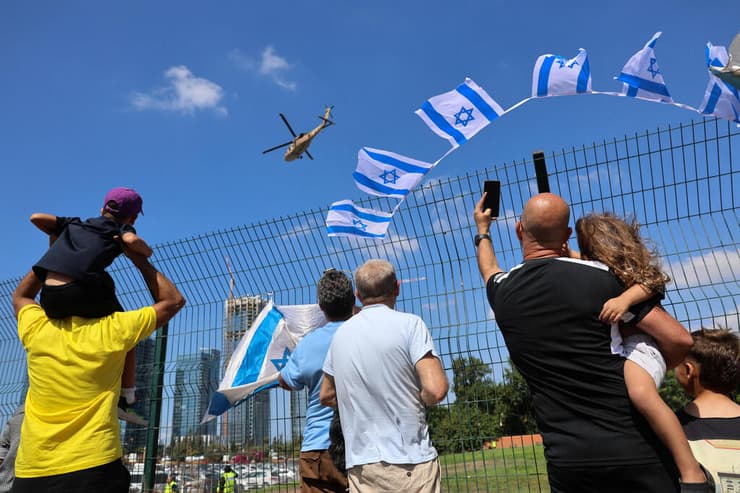 חגיגות מחוץ לבית החולים בילינסון