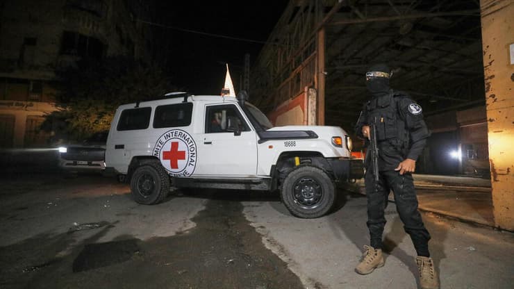 העברת הגופות לצלב האדום החלה