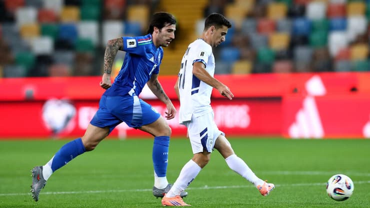 שחקן נבחרת ישראל דן ביטון מול שחקן נבחרת איטליה סנדרו טונאלי