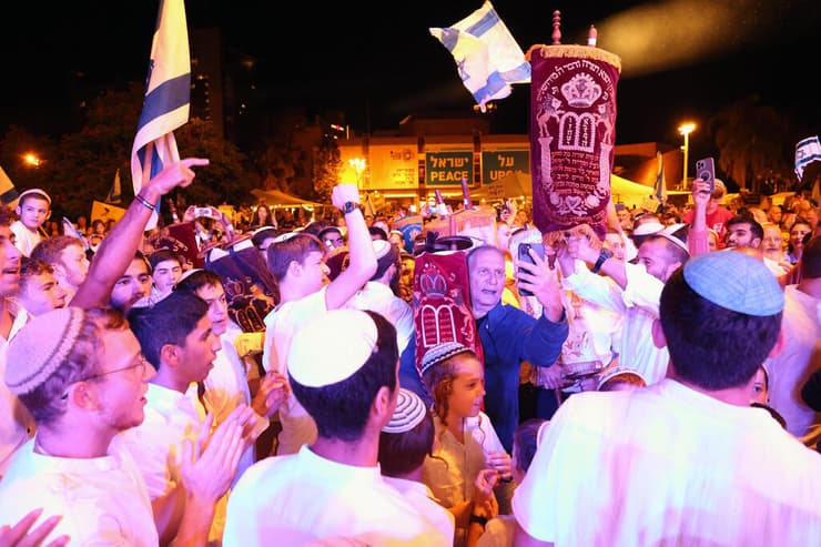 הקפות שניות בכיכר החטופים בתל אביב. "אנחנו עם אחד, לב אחד" (צילום: דנה קופל) הקפות שניות בכיכר החטופים בתל אביב