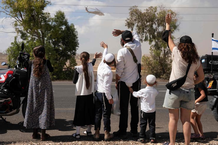 אזרחים חוגגים את שחרור החטופים, מחוץ למחנה רעים