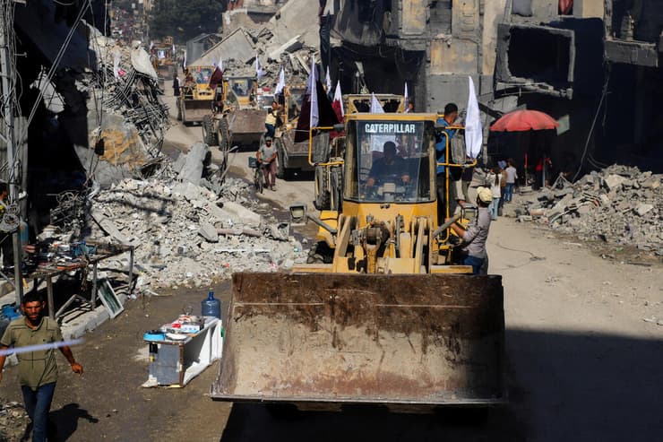 צילום: רויטרס/REUTERS/Ebrahim Hajjaj הטרקטורים בחסות קטאר כבר ברחובות עזה