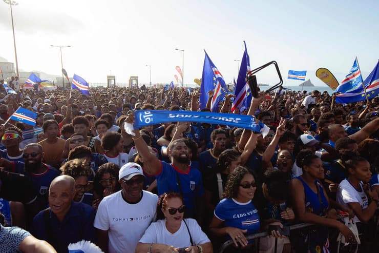 אוהדי קייפ ורדה צופים בהיסטוריה (צילום: QUEILA FERNANDES / AFP) אוהדי קייפ ורדה