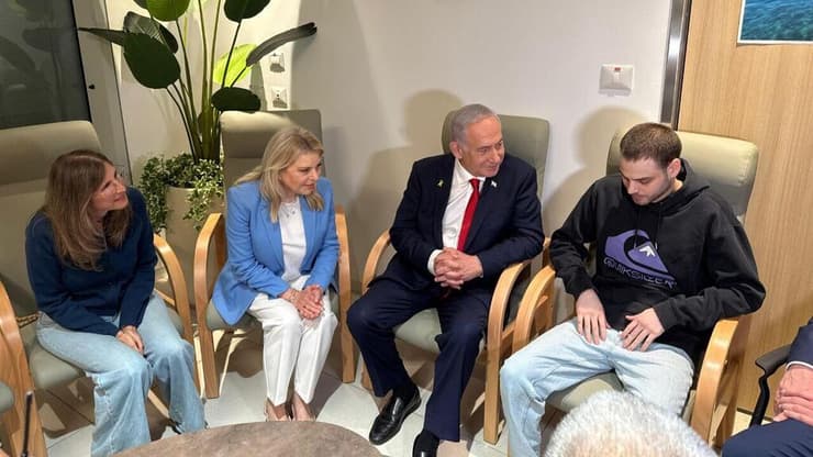 ראש הממשלה ורעייתו עם שורד השבי אלון אהל