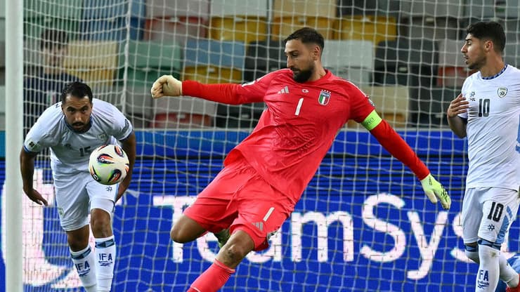 ג'אנלואיג'י דונארומה (צילום: REUTERS/Matteo Ciambelli) שוער נבחרת איטליה ג'אנלואיג'י דונארומה מול שחקן נבחרת ישראל מנור סולומון, אליאל פרץ