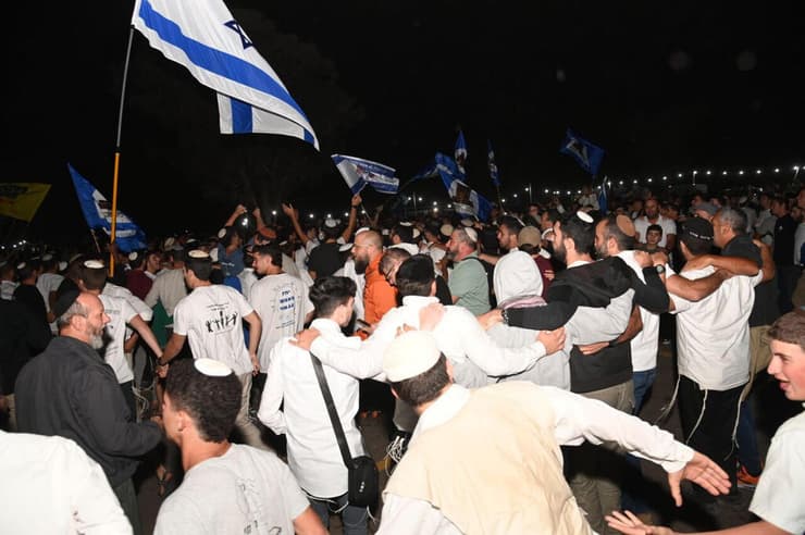 רוקדים בהקפות השניות במתחם נובה (צילום: הרצל יוסף) הקפות שניות במתחם נובה במוצאי שמחת תורה